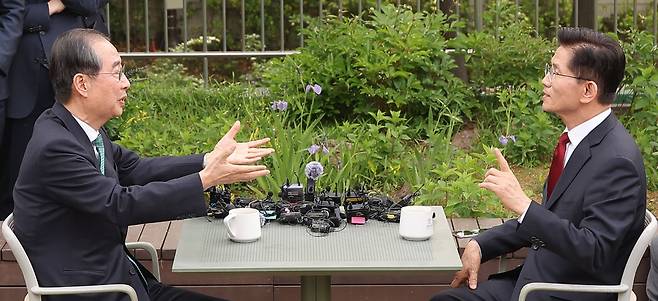 김문수 국민의힘 대통령 후보와 한덕수 무소속 대선 예비후보가 8일 서울 국회 사랑재에 위치한 커피숍에서 후보 단일화 관련 회동을 하고 있다./뉴스1