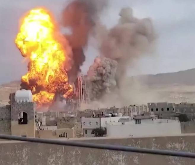 ์ง๋ 7์ผ ์นด์๋ฏธ๋ฅด ์ง์ญ์์ ๋ฐ์ํ ์ธ๋ยทํํค์คํ ๋ฌด์ฅ ์ถฉ๋๋ก ์ผ๋์์ ํ์ผ์ด ํผ์ด์ค๋ฅด๊ณ ์๋ค/์ฐํฉ๋ด์คยทAP