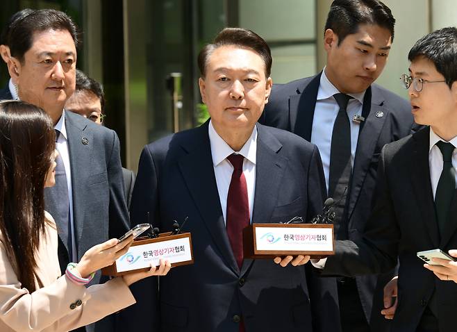 12·3 비상계엄 사태와 관련해 내란 우두머리 혐의 등으로 기소된 윤석열 전 대통령이 12일 서울 서초구 서울중앙지방법원에서 열린 3차 공판에서 오전 공판을 마치고 법원을 나서고 있다. /뉴스1