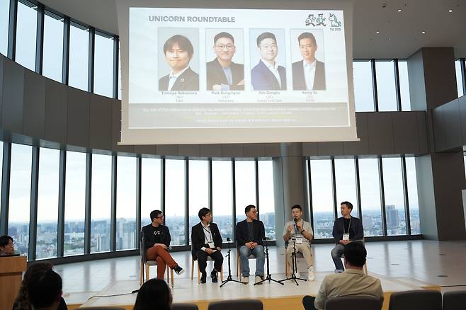 7일 도쿄 아자부다이힐스에서 열린 도쿄유니콘서밋 2025에 참석한 유니콘 대표들이 이야기하는 모습. 왼쪽부터 TBM의 토모야 나카무라 CKO, 한국 리벨리온의 박성현 대표, KCD의 김동호 대표, KDAN의 케니 수 CEO. /PBMC 제공