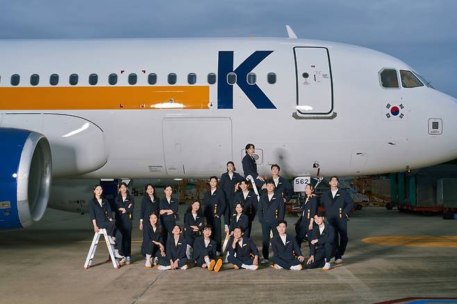 에어로케이 임직원들이 2024년 새로 도입된 6호기 앞에서 기념사진을 촬영하고 있는 모습. /에어로케이 제공