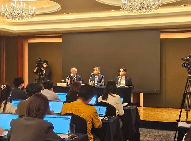 (왼쪽부터)강성두 영풍 사장, 김광일 MBK파트너스 부회장, 이성훈 베이커매킨지코리아 변호사이 지난 1월19일 서울 소공동 롯데호텔에서 열린 MBK파트너스 고려아연 공개매수 관련 기자간담회에서 취재진의 질문에 답하고 있다. ⓒ데일리안 정진주 기자