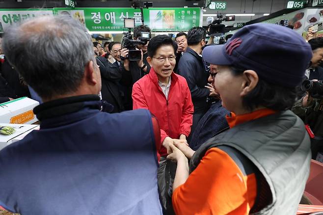 김문수 국민의힘 대선 후보가 제21대 대통령 선거 공식 선거운동이 시작된 12일 새벽 서울 송파구 양재대로 가락시장을 방문해 상인들을 만나 악수하고 있다. 뉴스1