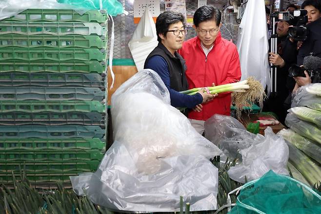 김문수 국민의힘 대선 후보가 제21대 대통령 선거 공식 선거운동이 시작된 12일 새벽 서울 송파구 양재대로 가락시장을 방문해 대파를 구매하고 있다. 뉴스1