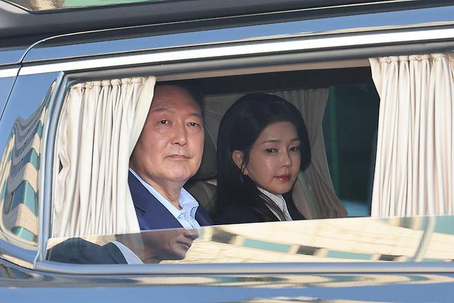 윤석열 전 대통령과 김건희 전 여사가 11일 오후 서울 용산구 대통령 관저를 떠나고 있다. 2025.4.11/사진공동취재단