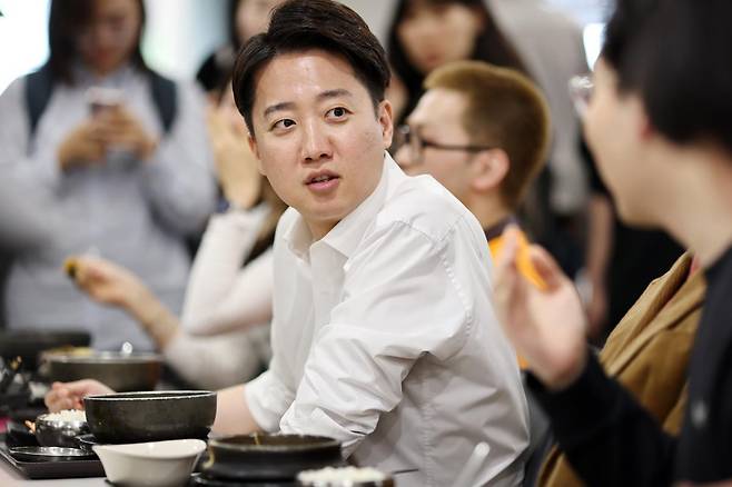 이준석 개혁신당 대통령 후보가 12일 오전 서울 서대문구 연세로 연세대학교에서 본격적인 선거 유세 활동에 나서며 학생들과 만나 점심 식사를 하고 있다. 2025.5.12/사진공동취재단