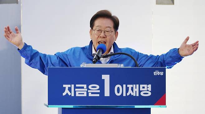 이재명 더불어민주당 대선후보가 제21대 대통령선거 공식 선거운동이 시작된 12일 대전 중구 으능정이거리 스카이로드에서 열린 유세에서 연설을 하고 있다. 2025.05.12. 사진공동취재단