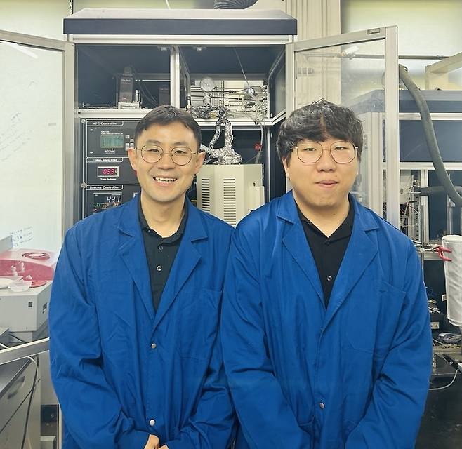 기술개발 연구진. 생명화학공학과 최민기 교수(왼쪽)와 이수성 박사과정