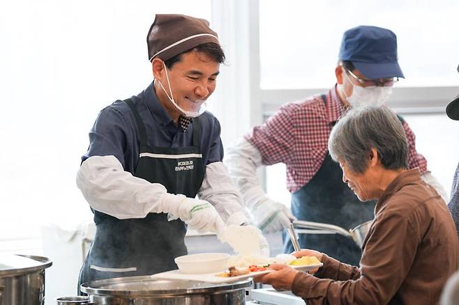김진태 강원도지사가 12일 춘천남부노인복지관을 찾아 어르신들에게 배식 봉사를 하고 있다. 강원자치도 제공