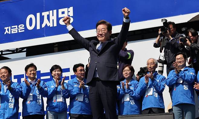 더불어민주당 이재명 대선후보가 제21대 대통령선거 공식 선거운동이 시작된 12일 서울 청계광장에서 열린 '빛의 혁명' 광화문 유세에서 손을 들어 유권자들에게 인사하고 있다. 사진=서동일 기자