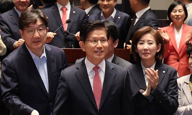 김문수 국민의힘 대통령선거 후보가 11일 오후 서울 여의도 국회에서 열린 국민의힘 의원총회에 참석한 뒤 의원들의 박수를 받으며 이동하고 있다. 신소영 기자 viator@hani.co.kr