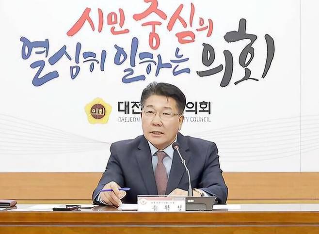 송활섭 대전시의원(대덕구 2)이 지난달 7일 대전시의회 소통실에서 자신이 개최한 ‘대전·충남의 성공적 행정통합을 위한 협력 방안 모색’ 정책토론회를 주제하고 있다. 대전시의회 제공