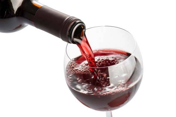 레드와인은 건강에 좋다는 인식이 있지만 다이어트 중에는 살이 쉽게 찔 수 있어 조심해야 한다./사진=클립아트코리아