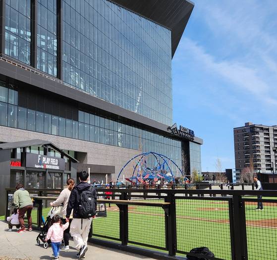 지난달 28일 야구 경기가 없는 날인데도 많은 가족들이 홋카이도 볼파크 F빌리지를 찾고 있다. 오누키 도모코 특파원