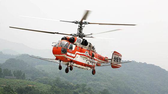산불 진화를 위해 카모프 헬기(KA-32)가 이륙하고 있다. 러시아제 카모프 헬기는 산림청의 주력 산불 진화 헬기다. 사진 산림항공본부