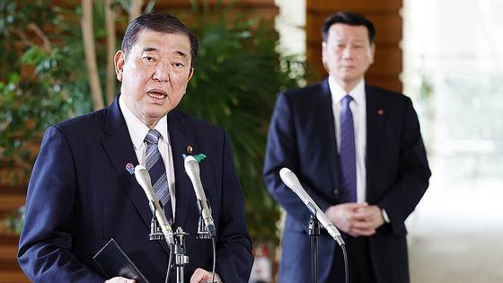 지난달 17일 일본 이시바 시게루 총리가 관저에서 기자들의 질문에 답하고 있다. EPA=연합뉴스