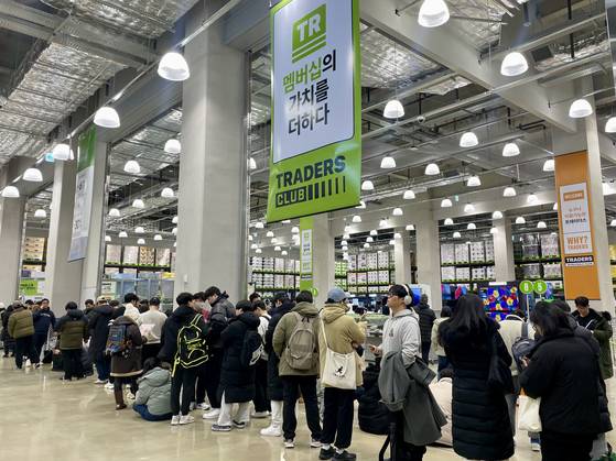 지난 2월 문을 연 트레이더스 마곡점이 문을 열길 기다리며 줄을 서 있는 방문객들. 사진 이마트