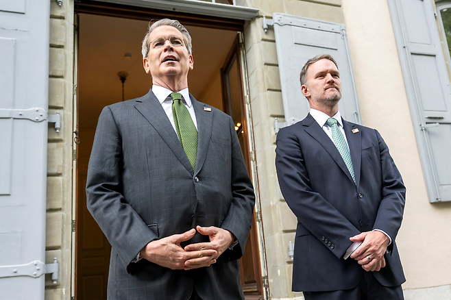 스콧 베선트 미국 재무장관과 제이미슨 그리어 미 무역대표부(USTR) 대표가 11일(현지시간) 스위스 제네바에서 중국과의 무역 협상을 마친 뒤 기자들 앞에서 발언하고 있다. 로이터연합뉴스