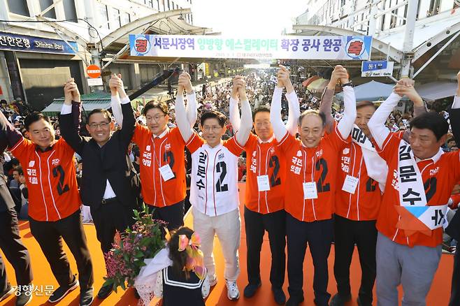 김문수 국민의힘 대선 후보가 공식 선거운동 첫날인 12일 대구 서문시장을 방문해 권성동 공동선대위원장(왼쪽에서 세번째) 등과 손을 맞잡고 시민들에게 인사하고 있다. 성동훈 기자