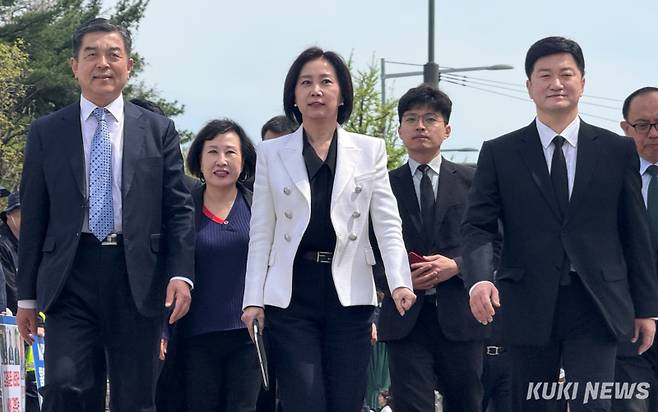 허은아 전 개혁신당 대표(가운데)가 4월23일 오전 국회 정문 앞 탈당 기자회견장으로 이동하고 있다. 오른쪽은 조대원 선대위원장. 송금종 기자