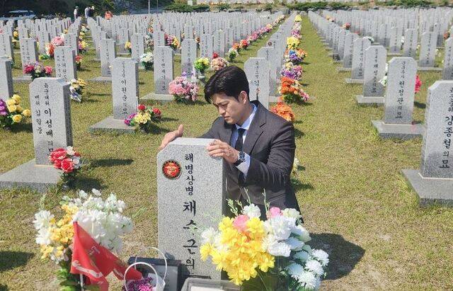 국민의힘 김용태 비상대책위원장 겸 공동선거대책위원장이 12일 대전 유성구 국립대전현충원에서 채 상병의 묘역을 찾아 참배했다. 국민의힘 제공