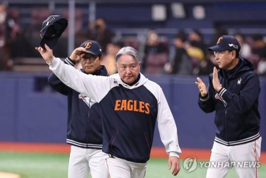 김경문 감독, 관중에게 감사 인사