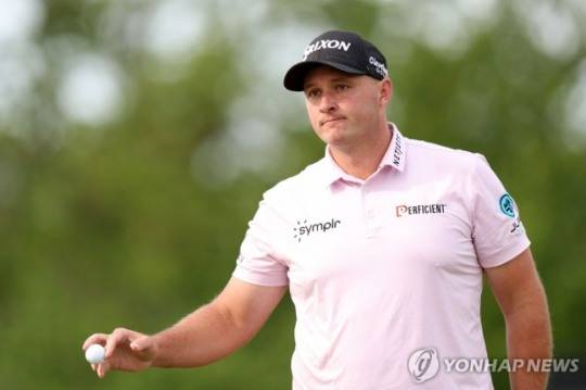 최종 라운드 15번 홀 그린에서 인사하는 슈트라카