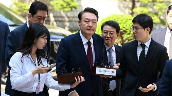 ▲12일내란 우두머리 혐의 형사재판에 출석하는 윤석열 전 대통령이 기자들의 질문을 받고 있는 모습. ⓒ사진공동취재단