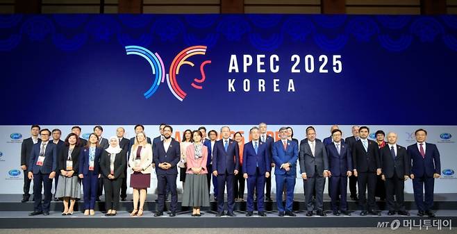 12일 오전 서귀포시 제주국제컨벤션센터에서 열린 아시아태평양경제협력체(APEC) 고용노동 장관회의에서 주요국 참석자들이 기념촬영을 하고 있다. 한국에서 APEC 고용노동 장관회의가 열린 건 1997년 서울에서 개최된 이후 28년 만이다. APEC 고용노동 장관회의는 2014년 베트남 회의 이후 중단됐다가 회원국들의 합의로 11년 만에 열렸다. 2025.05.12. /사진=뉴시스