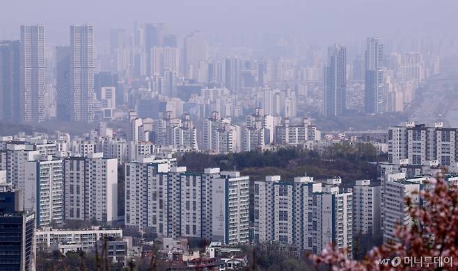 (서울=뉴스1) 박지혜 기자 = 지난달 서울 지역 아파트 매매 거래량이 지난 1월과 비교할 때 2배 이상 증가한 것으로 나타났다. 16일 부동산 플랫폼 직방에 따르면 지난달 서울 아파트 거래량은 총 7369건, 거래총액은 9조4947억원으로 집계됐다. 모두 1월과 비교해 2.3배 급증한 수치다. 3월 서울 아파트 시장에서는 강남구가 589건으로 자치구 중 가장 많은 거래량을 기록했다. 뒤이어 강동구(518건), 성동구(491건), 노원구(470건), 송파구(452건), 영등포구(445건), 동작구(442건), 마포구(421건) 순으로 거래가 활발했다. 사진은 이날 서울 아파트 단지 모습. 2025.4.16/뉴스1 Copyright (C) 뉴스1. All rights reserved. 무단 전재 및 재배포, AI학습 이용 금지. /사진=(서울=뉴스1) 박지혜 기자