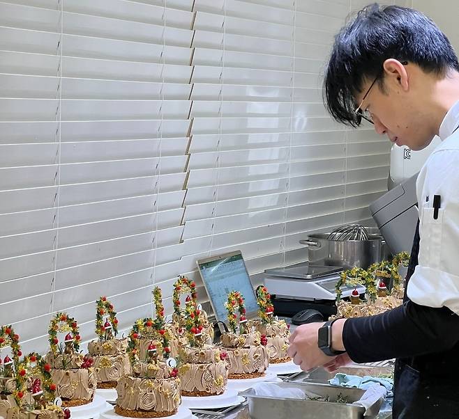 케이크를 만드는 방준호 셰프. 레브두 제공