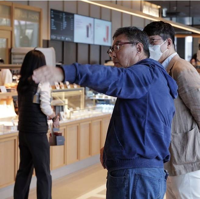 김정완 매일홀딩스 회장(사진 가운데) SNS 캡처 *재판매 및 DB 금지