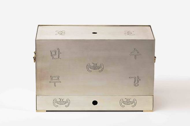 이경노_백동 십장생 서류함 14.7 × 35.3 × 23.6(h) cm 2025.이경노.All rights reserved *재판매 및 DB 금지