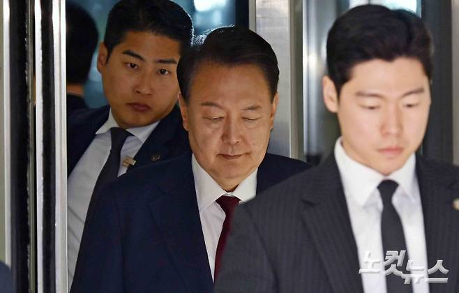 12·3 비상계엄 사태와 관련해 내란 우두머리 혐의 등으로 기소된 윤석열 전 대통령이 12일 서울 서초구 서울중앙지방법원에서 열린 3차 공판에서 오전 공판을 마치고 법원을 나서고 있다. 사진공동취재단