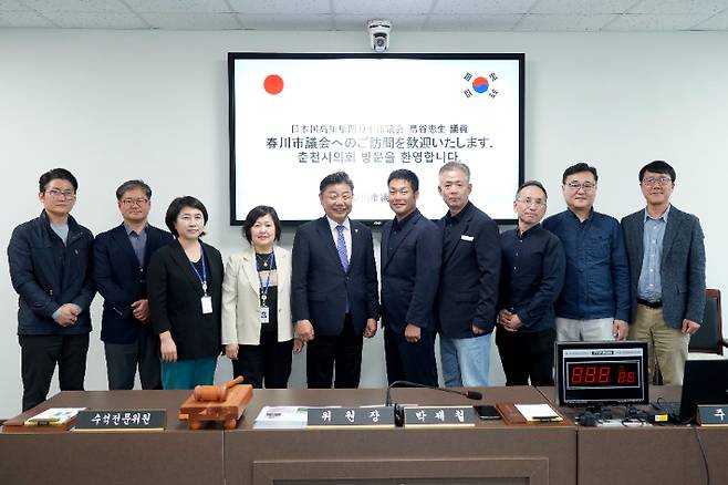 12일 일본 고치현 시만토시 시의회 토리야 케이세이 시의원이 춘천시 및 춘천시의회를 방문했다. 춘천시의회 제공