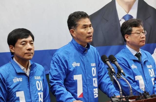 ▲대선 공식 선거운동이 시작된 12일 더불어민주당 이원택(가운데) 전북특별자치도당위원장이 전북도의회에서 대선 출정식을 하고 있다. ⓒ연합뉴스