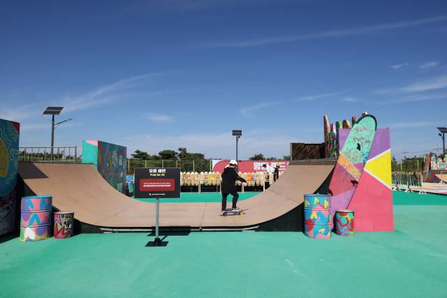 ▲양양군이 지역 해양레저관광 저변 확대와 주민 체험 기회 제공을 위해 다양한 해양레저스포츠 체험 프로그램을 운영한다. (과거 사진) ⓒ양양군