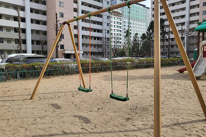 서울의 한 아파트 단지 내 놀이터.