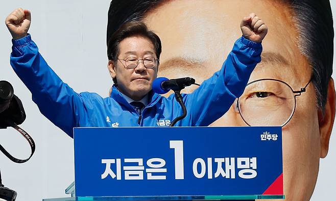 더불어민주당 이재명 대선 후보가 6·3 대통령선거 공식 선거운동 첫날인 12일 서울 광화문 청계광장에서 열린 출정식 및 첫 유세에서 연설을 마친 후 손을 들어 인사하고 있다. 연합뉴스