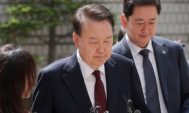 윤석열 전 대통령이 12일 서울 서초구 중앙지방법원에서 열린 내란 우두머리 혐의, 직권남용 권리행사방해 혐의 사건 3차 공판에 출석하고 있다. 사진공동취재단