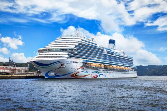 지난 10일 강정항에 입항한 아도라매직시티호. 제주도 제공