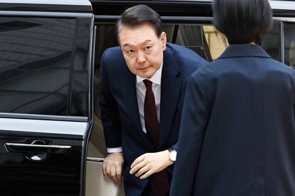 차에서 내리는 윤석열 전 대통령 - 윤석열 전 대통령이 12일 서울 서초구 중앙지방법원에서 열린 내란 우두머리 혐의, 직권남용 권리행사방해 혐의 사건 3차 공판에 출석하기 위해 차에서 내리고 있다. 2025.5.12 사진공동취재단