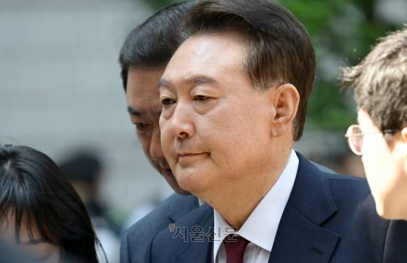 윤석열 전 대통령, 중앙지법 출석 - 12·3 비상계엄 사태와 관련해 내란 우두머리 혐의 등으로 기소된 윤석열 전 대통령이 12일 서울 서초구 서울중앙지방법원으로 출석하고 있다. 2025.05.12 사진공동취재단