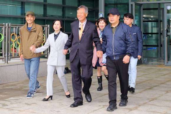 스승의 날을 엿새 앞둔 지난 9일 서울 관악구 서울특별시교육청융합과학교육원에서 홍순길(가운데) 전 서울강남초등학교 교사가 50년전 제자들을 만나 인사를 나누고 있다. 뉴시스