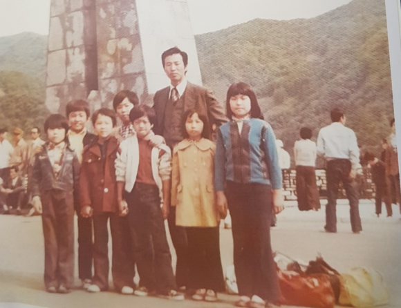 1975년 소양강댐에 함께 간 홍순길 전 성북강북교육지원청 교육장과 강남초 4학년 2반 학생들. 서울시교육청 제공