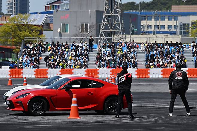 보령·AMC 국제 모터 페스티벌 현장을 찾은 관람객들에게 인사하는 한국토요타자동차 이병진 부사장과 아주자동차대학교 박상현 교수. 사진 김학수 기자
