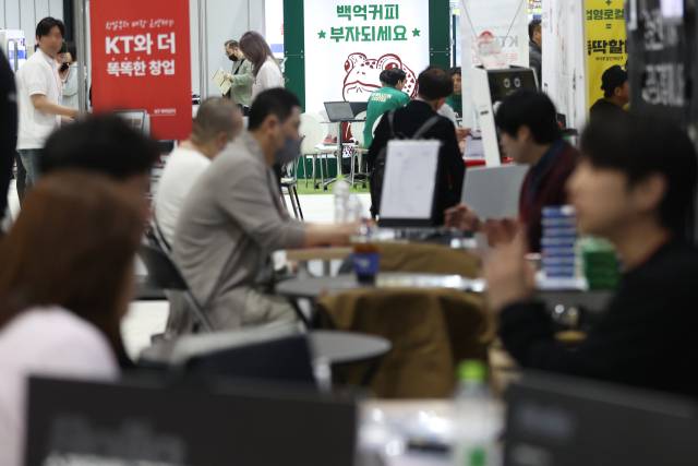 지난 달 서울 강남구 SETEC에서 열린 '제77회 프랜차이즈 창업박람회 2025 SETEC'에서 예비 창업자들이 상담을 받고 있다. /연합뉴스