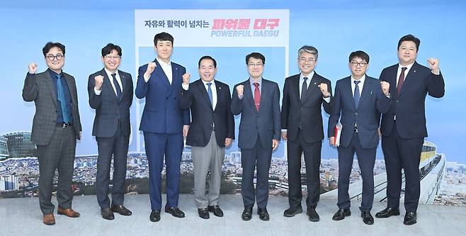 김정기 대구시장 권한대행 행정부시장(중앙에서 오른쪽)과 강연술 대한사격연맹 회장(중앙에서 왼쪽) 및 관계자들이 9일 대구시청 동인청사에서 '2027세계사격선수권대회' 대구 유치를 위한 협력 방안 등을 논의한 후 기념촬영을 하고 있다. ⓒ대구시