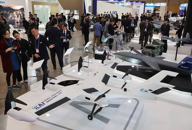 2월26일 부산 해운대구 벡스코에서 열린 'DSK 2025(드론쇼코리아)'에서 관람객들이 한국항공우주산업(KAI) 부스에서 차기군단무인기(NCUAV) Block-II 등을 살펴보고 있다. ⓒ연합뉴스