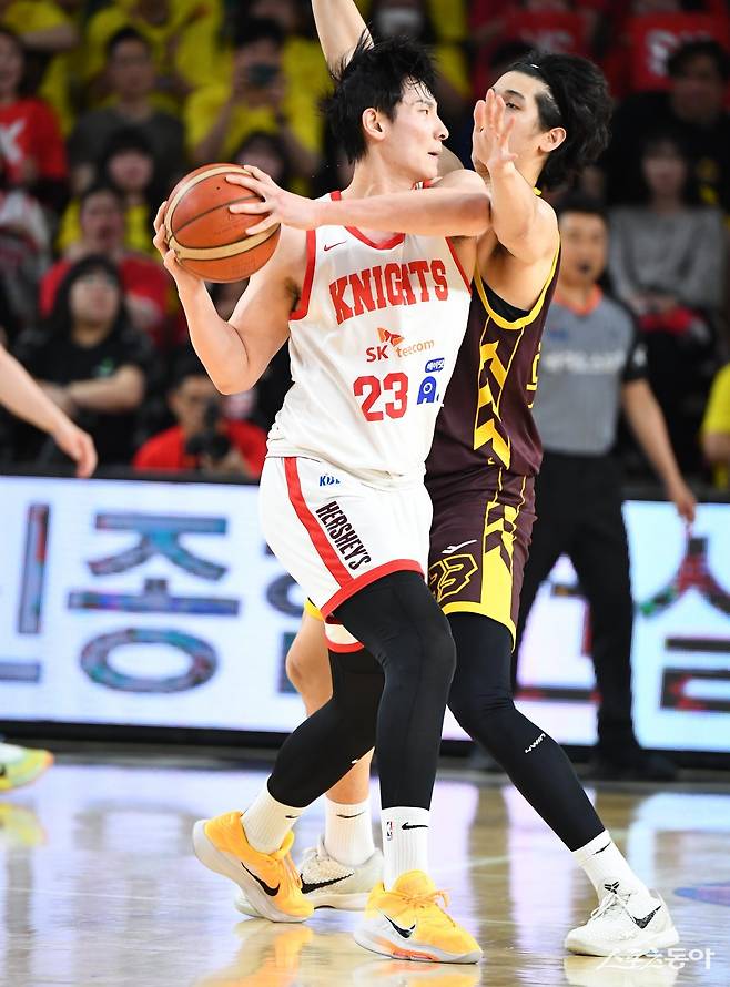 SK 김형빈(왼쪽)이 11일 창원체육관에서 열린 LG와 챔피언 결정전 4차전에서 칼 타마요의 수비를 피해 패스할 곳을 찾고 있다. 사진제공|KBL